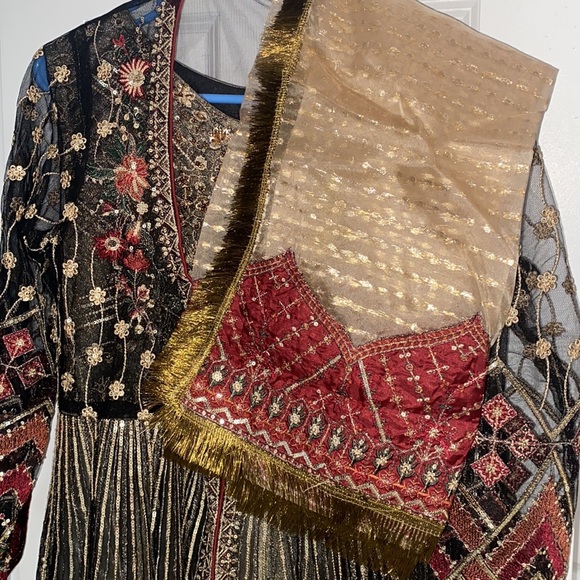 Beautiful Pakistani 2 Piece Suit - Picture 7 of 8